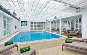 une grande piscine avec un plafond dans l'établissement Melia Cala d'Or Boutique Hotel, à Cala d´Or