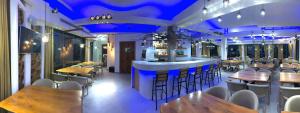 Villa Manos Hotel餐厅或其他用餐的地方