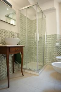 uma casa de banho com uma cabina de duche em vidro e um lavatório. em Dimora Rugiada em Chieti