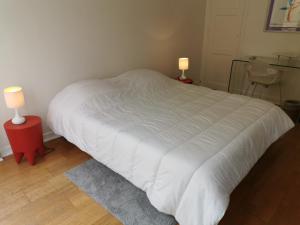 カンヌにあるAndréのベッドルーム(白いベッド1台、ランプ2つ付)