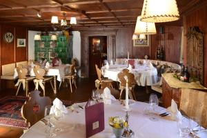 Reštaurácia alebo iné gastronomické zariadenie v ubytovaní Hotel Alte Post