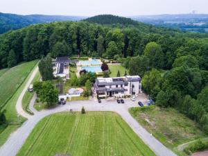 eine Luftansicht eines großen Hauses in der Mitte eines Feldes in der Unterkunft Landhaus Sundern in Tecklenburg