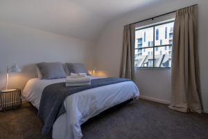 Ein Bett oder Betten in einem Zimmer der Unterkunft Chester Street West Apartment