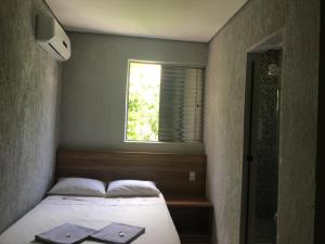 Un pat sau paturi într-o cameră la Hotel Imperial Inn