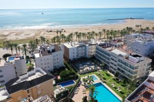 eine Luftansicht auf den Strand und die Gebäude in der Unterkunft Atenea Park Suites & Apartments in Vilanova i la Geltrú