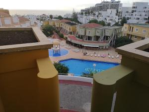 Vista sulla piscina di ORLANDO RESORT Playa Las Américas o su una piscina nei dintorni