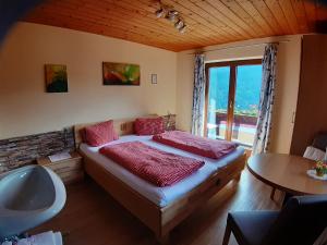 1 dormitorio con cama, bañera y lavamanos en Himmenhof en Tux