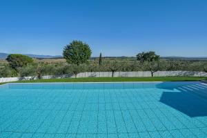 Bazén v ubytovaní Luxury Villa Spaccasole su Cortona - Sauna & Infinity Pool alebo v jeho blízkosti