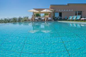 Bazén v ubytovaní Luxury Villa Spaccasole su Cortona - Sauna & Infinity Pool alebo v jeho blízkosti