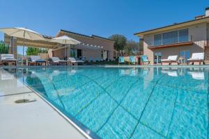 Bazén v ubytovaní Luxury Villa Spaccasole su Cortona - Sauna & Infinity Pool alebo v jeho blízkosti