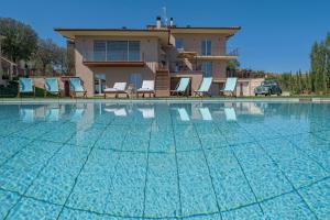 Bazén v ubytovaní Luxury Villa Spaccasole su Cortona - Sauna & Infinity Pool alebo v jeho blízkosti