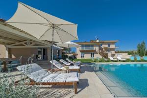 Bazén v ubytovaní Luxury Villa Spaccasole su Cortona - Sauna & Infinity Pool alebo v jeho blízkosti