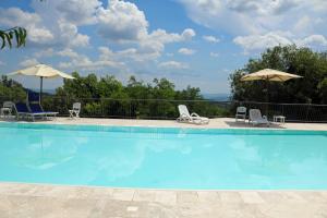 Bazén v ubytování Relais Villa Sensano nebo v jeho okolí
