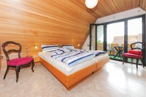 - une chambre avec un lit et un mur en bois dans l'établissement Ferienhaus Leevje, à Neuharlingersiel