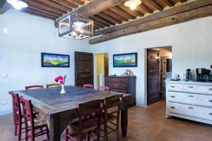 A kitchen or kitchenette at Villa Ruffignano