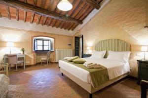 A bed or beds in a room at Villa Ruffignano