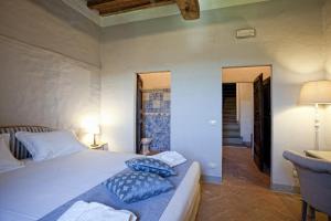 A bed or beds in a room at Villa Ruffignano