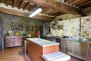 A kitchen or kitchenette at Villa Ruffignano