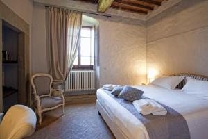 A bed or beds in a room at Villa Ruffignano