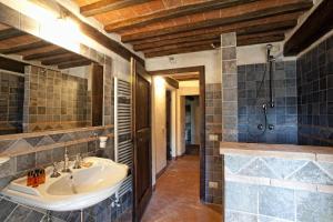 A bathroom at Villa Ruffignano Még 20 kép