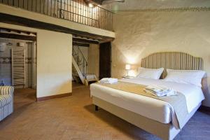 A bed or beds in a room at Villa Ruffignano