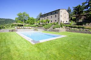 an external view of a house with a swimming pool at Villa Ruffignano in Cortona