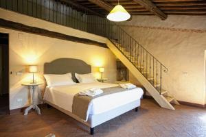 A bed or beds in a room at Villa Ruffignano