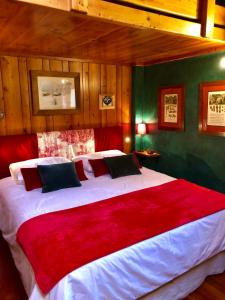Schlafzimmer mit einem großen Bett mit roten und grünen Wänden in der Unterkunft Casa Clair Matin in Châtillon