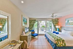 Cama ou camas em um quarto em Butterfly Beach Hotel