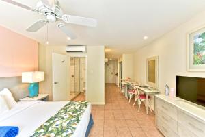 Uma TV ou centro de entretenimento em Butterfly Beach Hotel