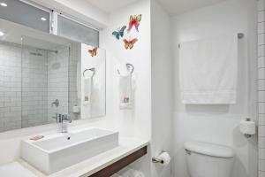 Um banheiro em Butterfly Beach Hotel