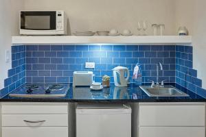 A cozinha ou cozinha compacta de Butterfly Beach Hotel