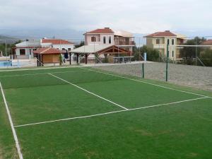 Tenis alebo squash v ubytovaní Kyma Hotel alebo jeho okolí