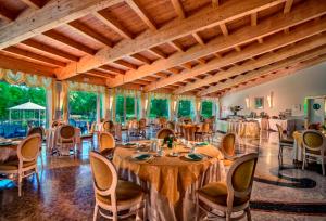 une grande salle à manger avec des tables et des chaises dans l'établissement Park Hotel Junior, à Quarto dʼAltino