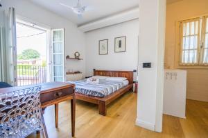 1 dormitorio con cama, escritorio y ventana en Notel, en Castelnuovo del Garda