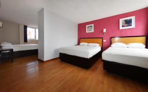 Katil atau katil-katil dalam bilik di Centro 19 Hotel