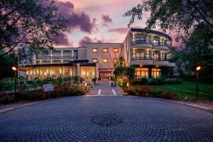 Un grand bâtiment avec une allée se trouve en face de l'établissement. dans l'établissement Park Hotel Junior, à Quarto dʼAltino