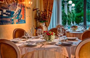Reštaurácia alebo iné gastronomické zariadenie v ubytovaní Park Hotel Junior