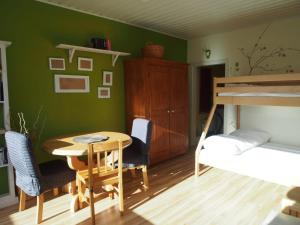 - une chambre avec une table et des lits superposés dans l'établissement Perfect Day Apartment, à Bad Mitterndorf