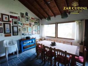 - une salle à manger avec une table et des chaises dans l'établissement Casa completa en el bosque para 8 personas no aceptamos grupos de jovenes, à Pinamar