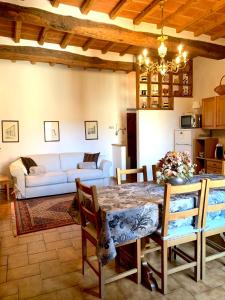 een woonkamer met een tafel en een bank bij Dolcevita Chianti Apartments in Radda in Chianti