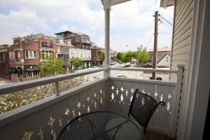 een balkon met een stoel en uitzicht op een straat bij Dickson Street Inn in Fayetteville