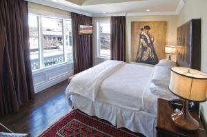 費耶特維爾的住宿－Dickson Street Inn，卧室配有一张床,墙上挂有绘画作品