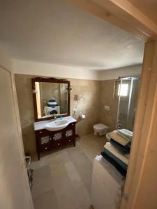 アルベロベッロにあるTrullo Ninettaのバスルーム(洗面台、鏡付)