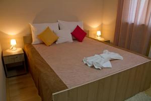 Postel nebo postele na pokoji v ubytování Garni Hotel Tri O + 37 fotografií