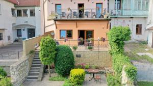 Casa con balcón, mesa y sillas en Hotel Na Hradbách, en Louny