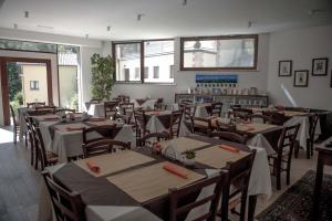 a restaurant with tables and chairs in a room at La Baita di Pilato in Montemonaco
