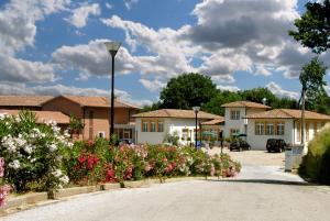 una fila di case in una sottodivisione con fiori di Hotel Foresteria a Volterra