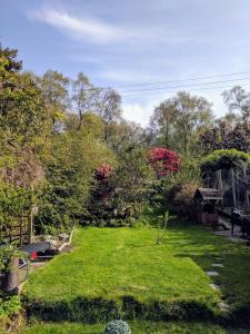 Minutes from Lyme Regis Self-Catering Suite with Stunning Countryside Views & Double Bath外面的花园
