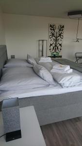 Ein Bett oder Betten in einem Zimmer der Unterkunft Hotel in Herrenhausen